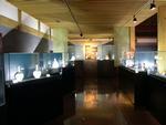 クリアケースに展示物が入りライトアップされている記念館の内観写真