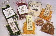 お漬けものなどの農産加工品が多数置かれている写真