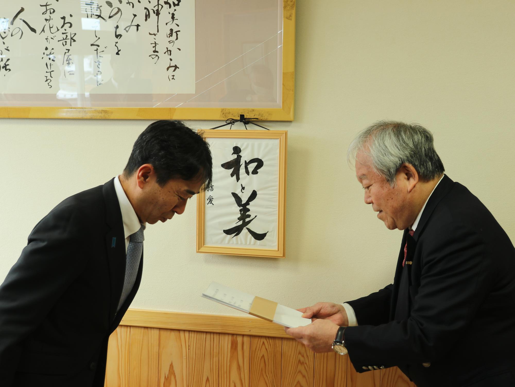 署名を手渡す町長