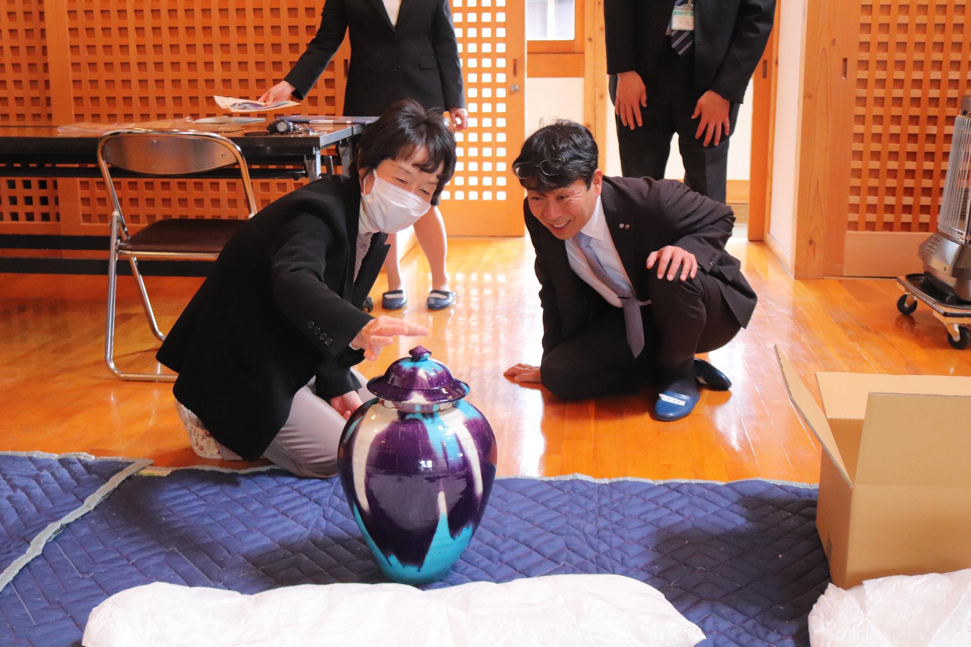 寄贈品の説明を受ける町長