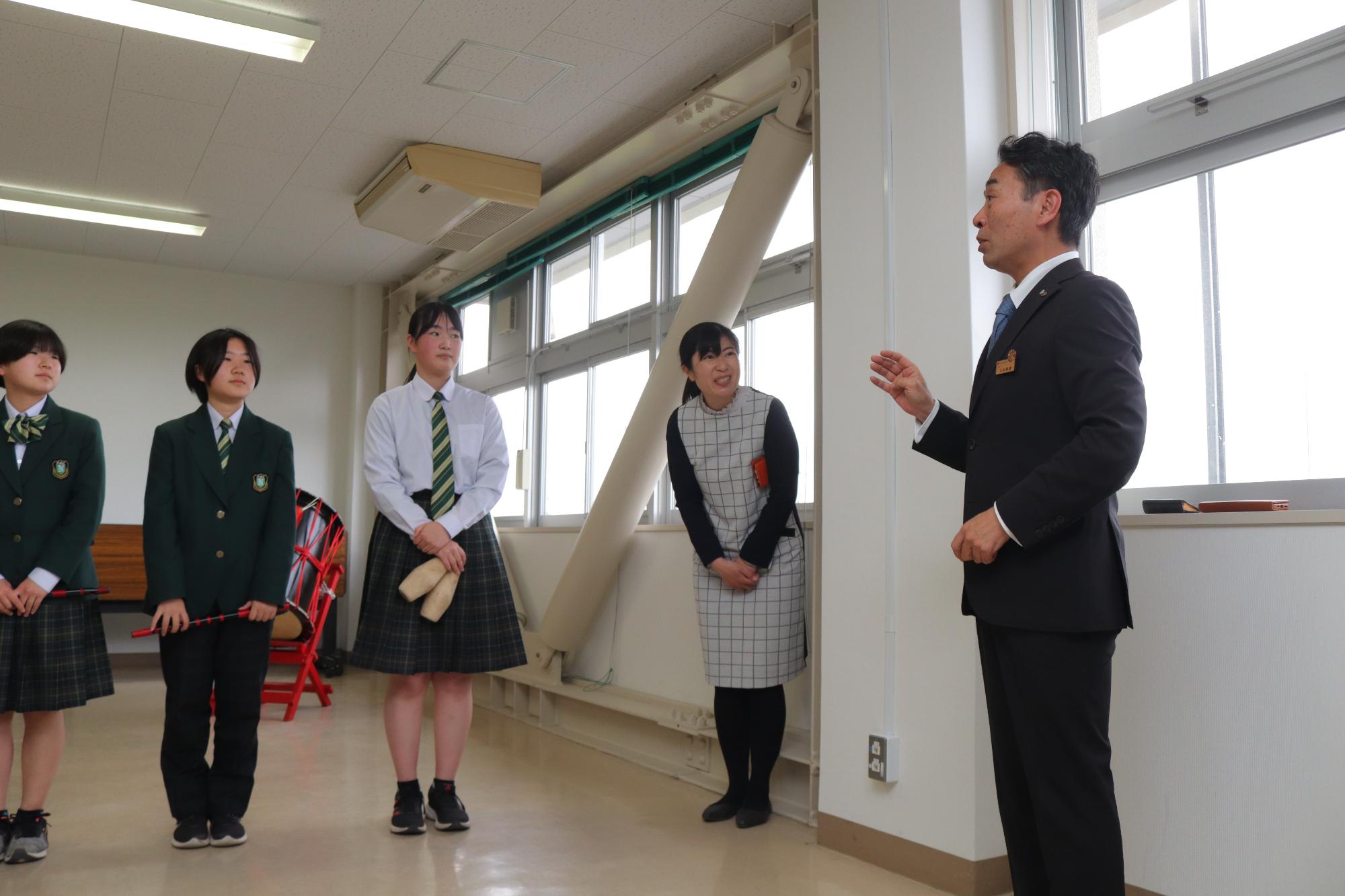 中学生に激励の言葉をかける町長