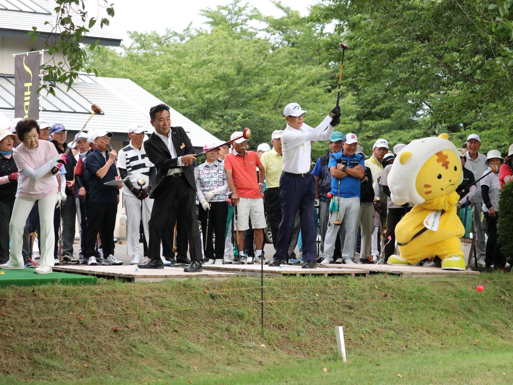 ゴルフボールを打つ町長