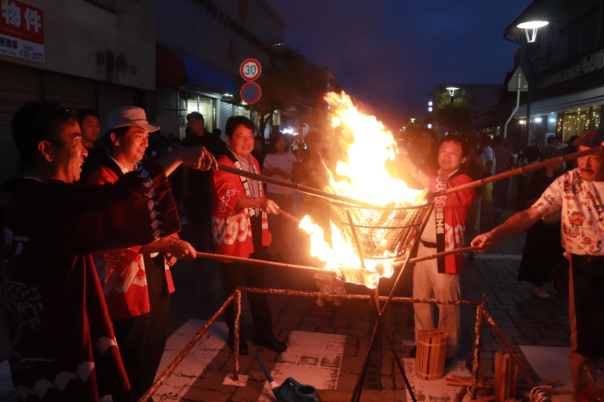 中新田夏祭り盆火の火入れ
