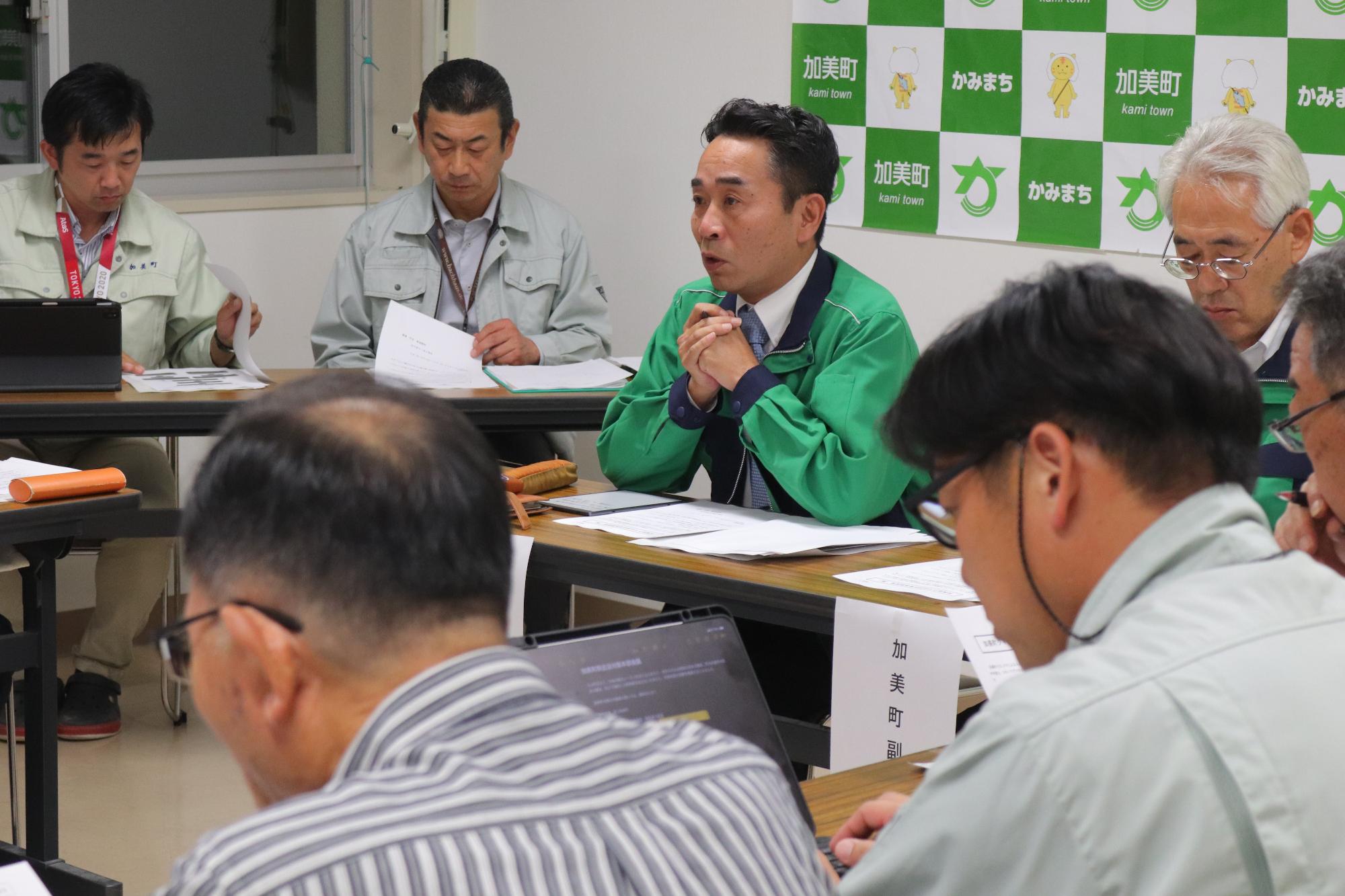 会議に出席する町長