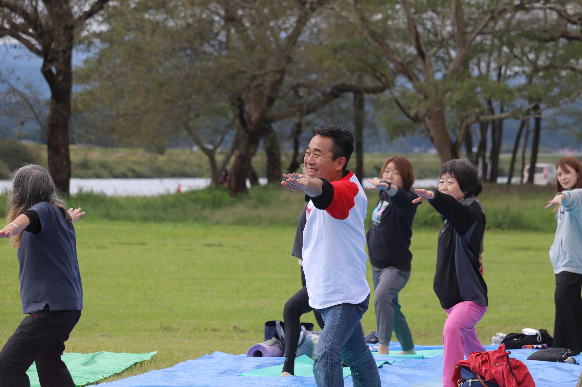ヨガを体験する町長