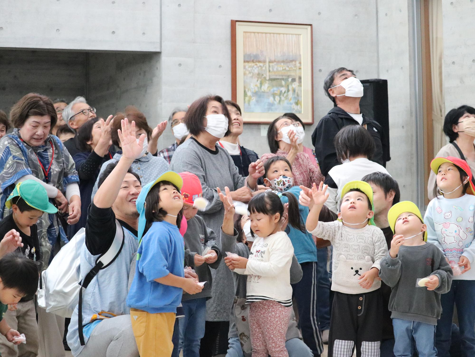 もちまきに参加する来場者