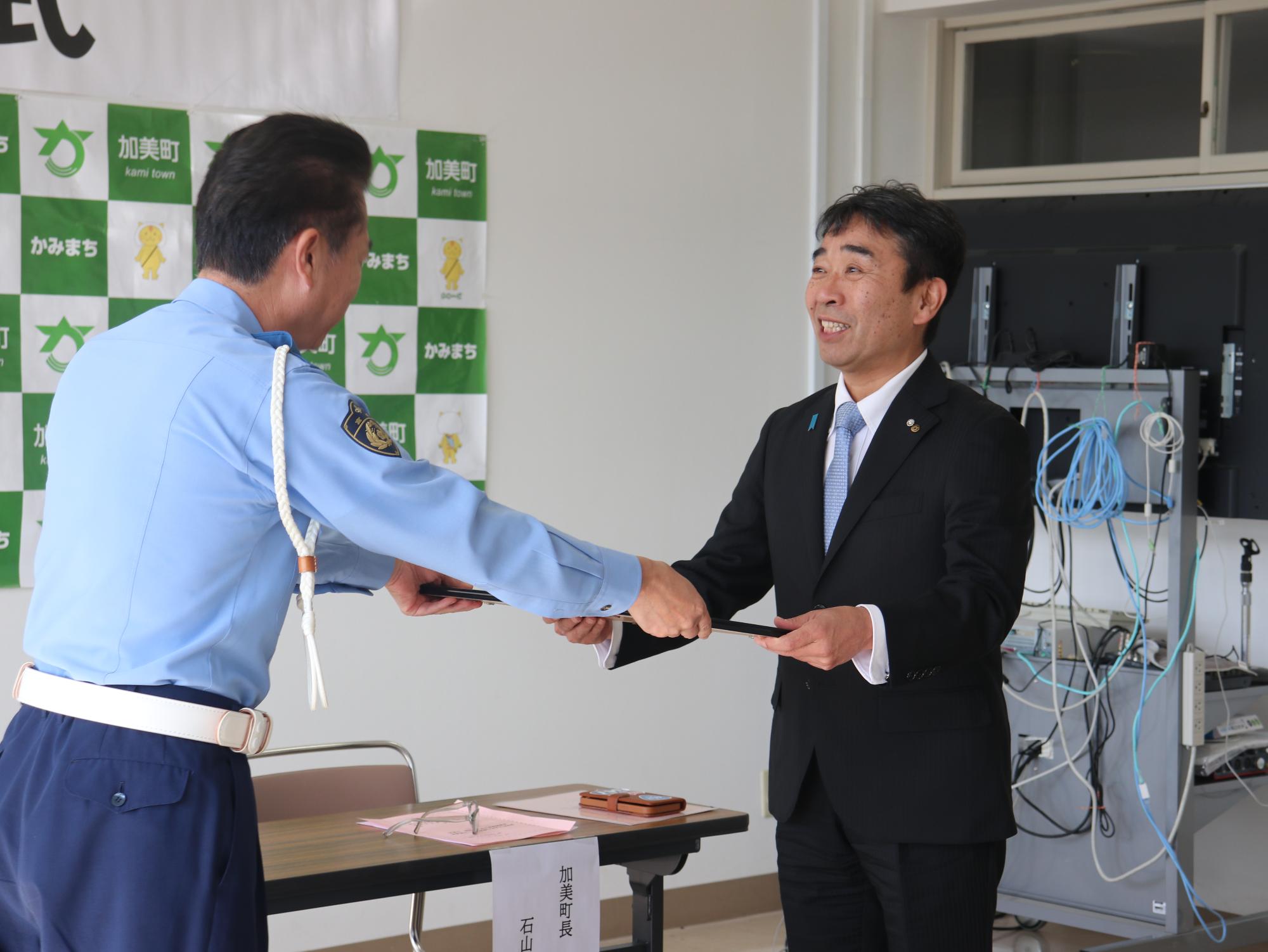 祝詞を受け取る町長