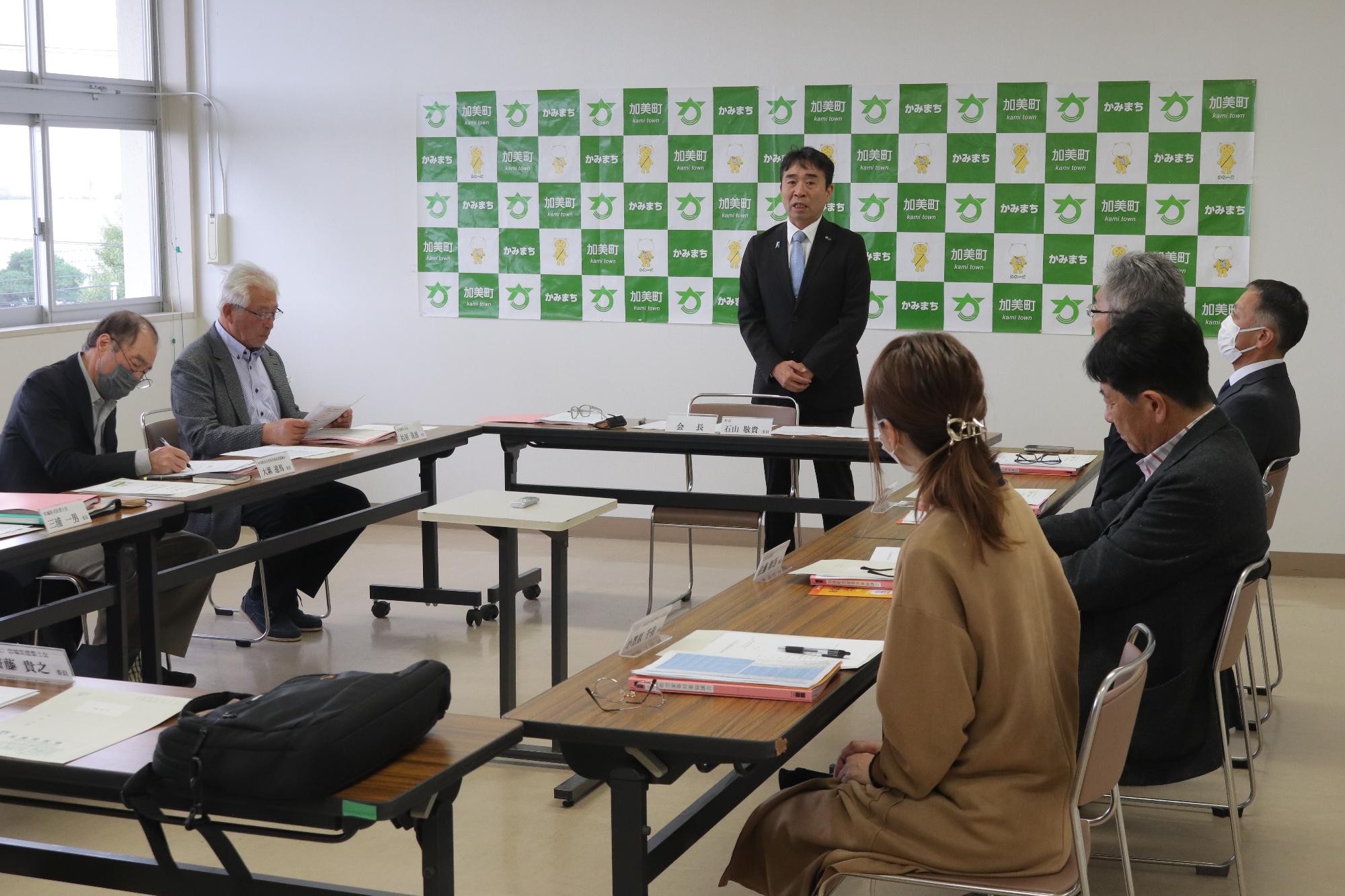 あいさつを述べる町長