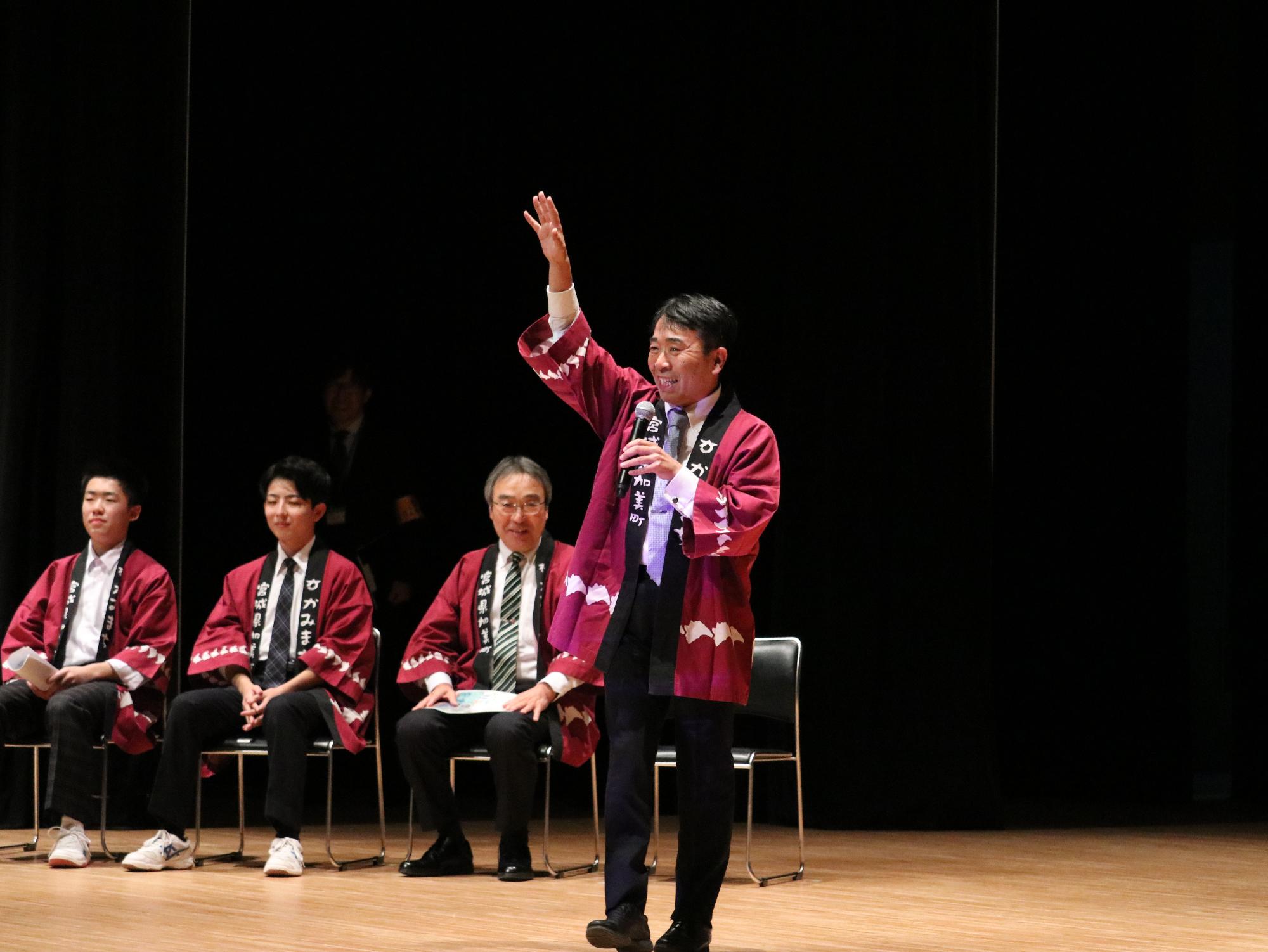 あいさつを述べる町長