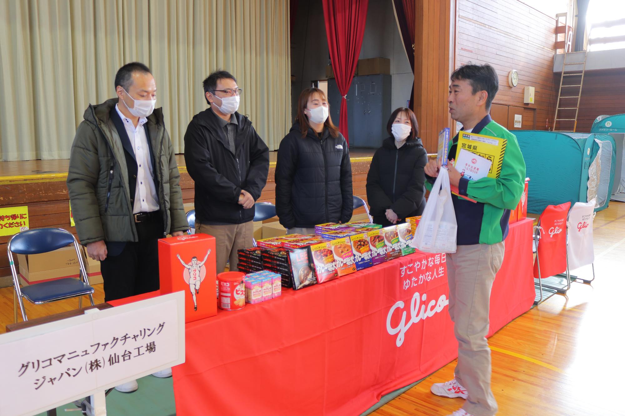 防災食品の説明を受ける町長