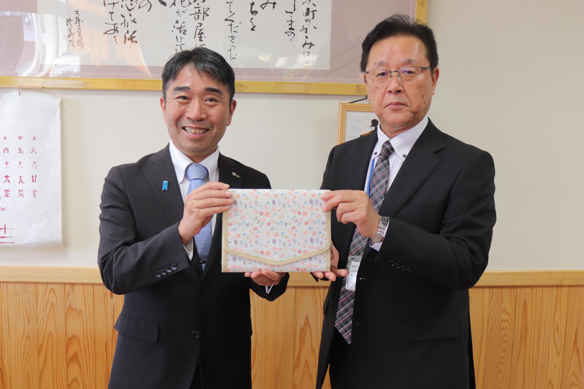 母子手帳ケースを持つ町長