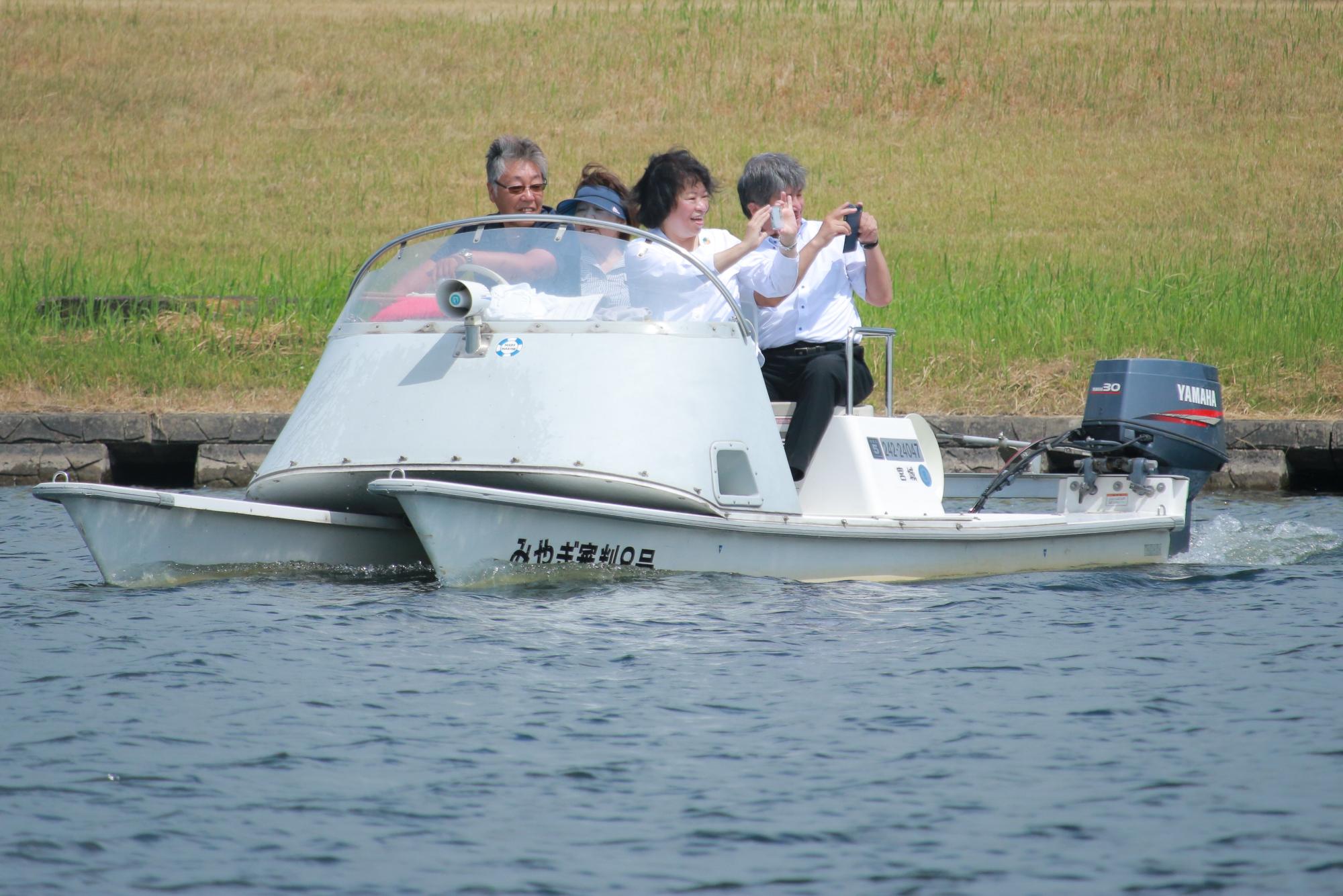 大会を水上から見学する黄市長