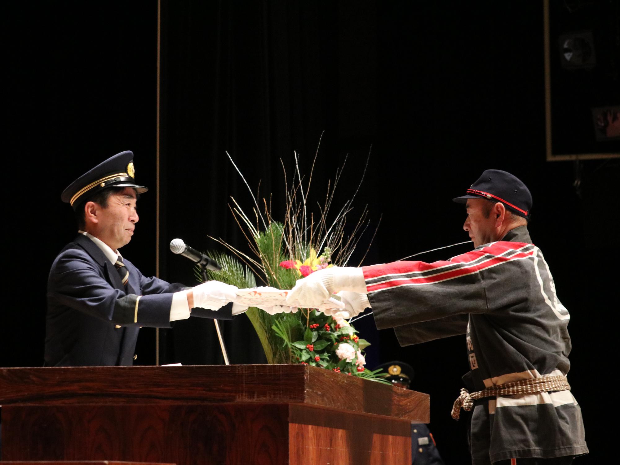 賞状を渡す町長