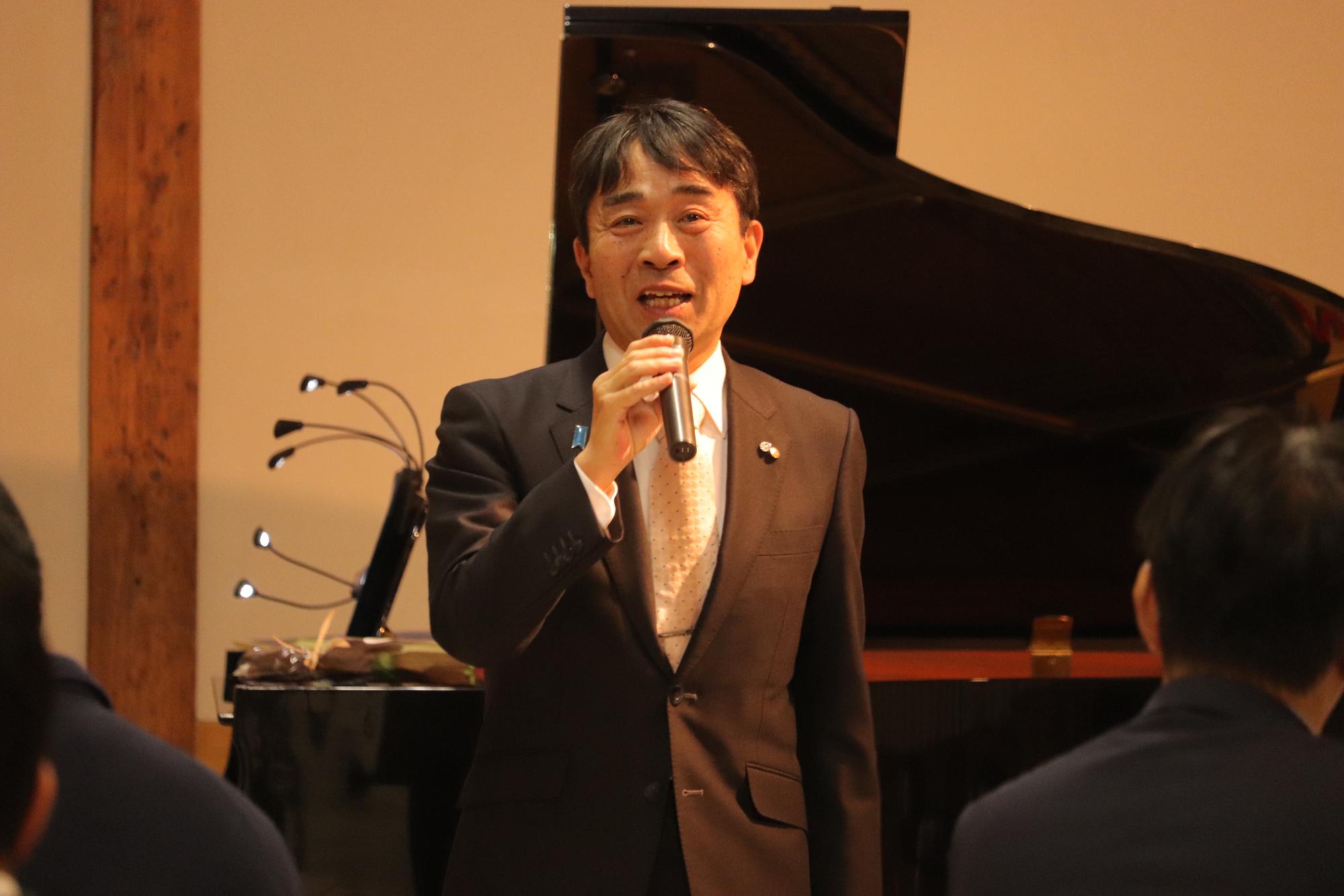 あいさつをする町長