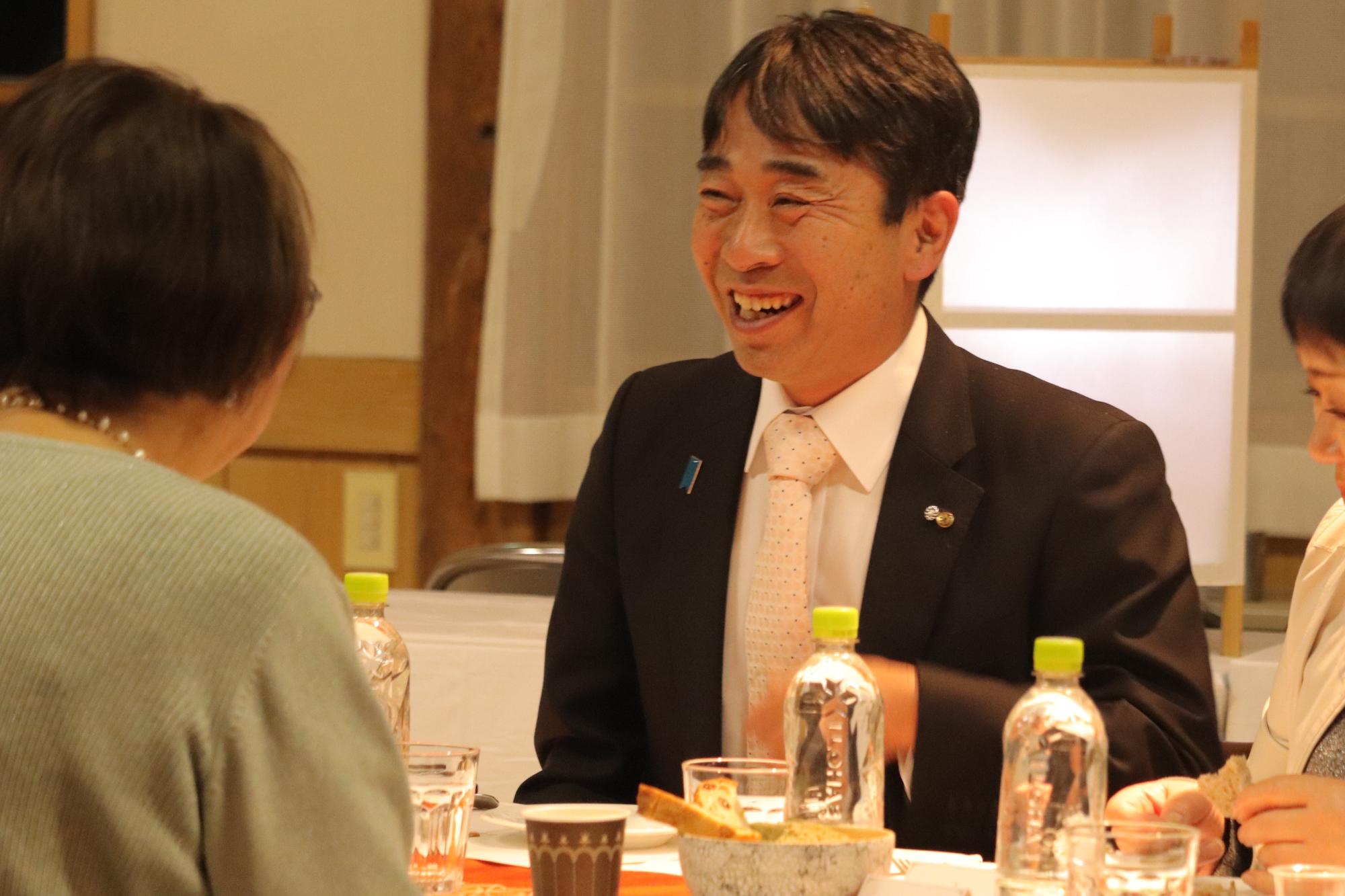 食事を楽しむ町長