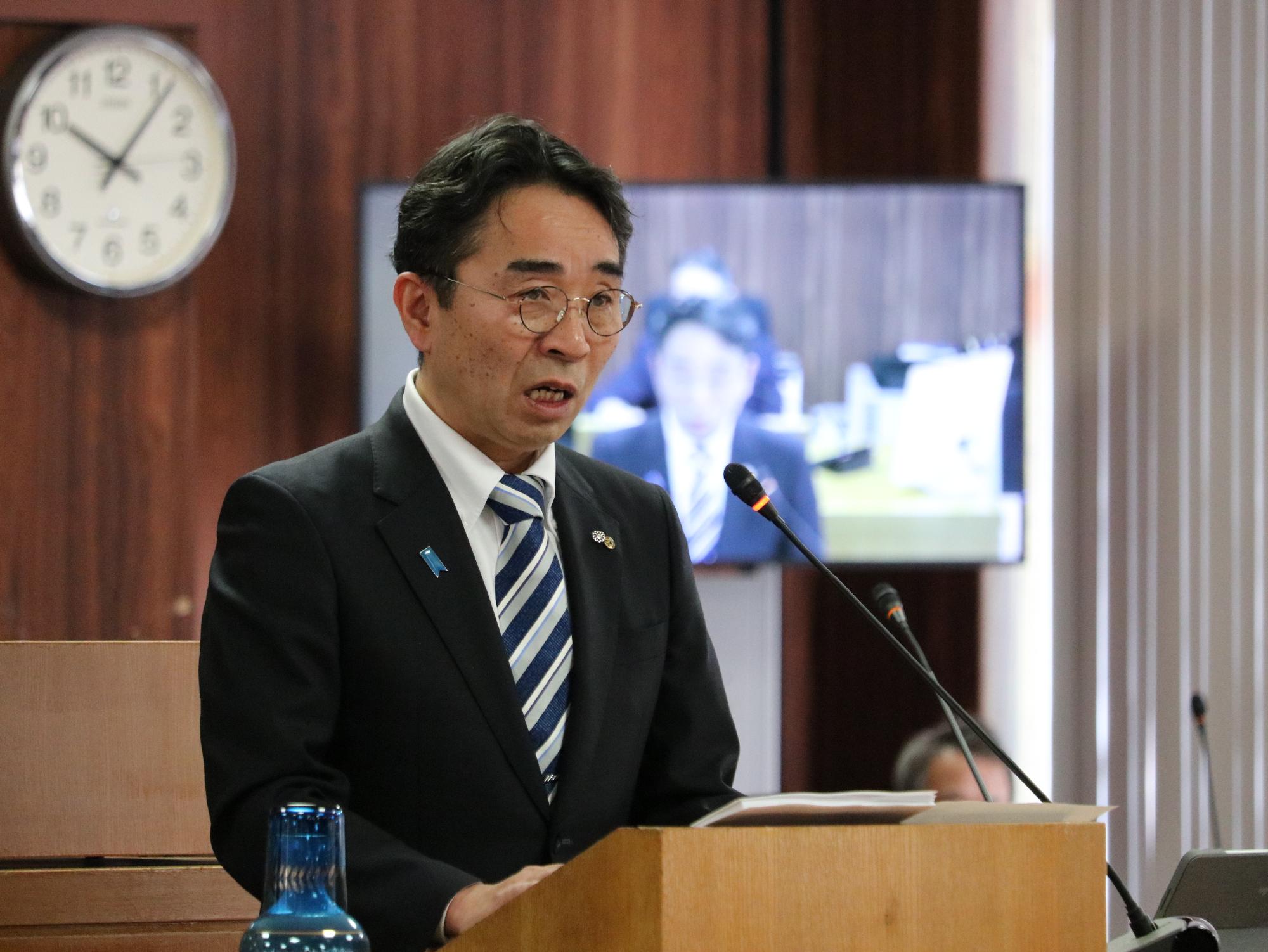 施政方針を述べる町長