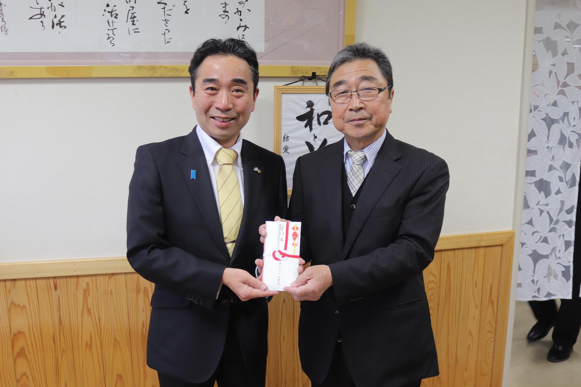 寄付金を受け取る町長