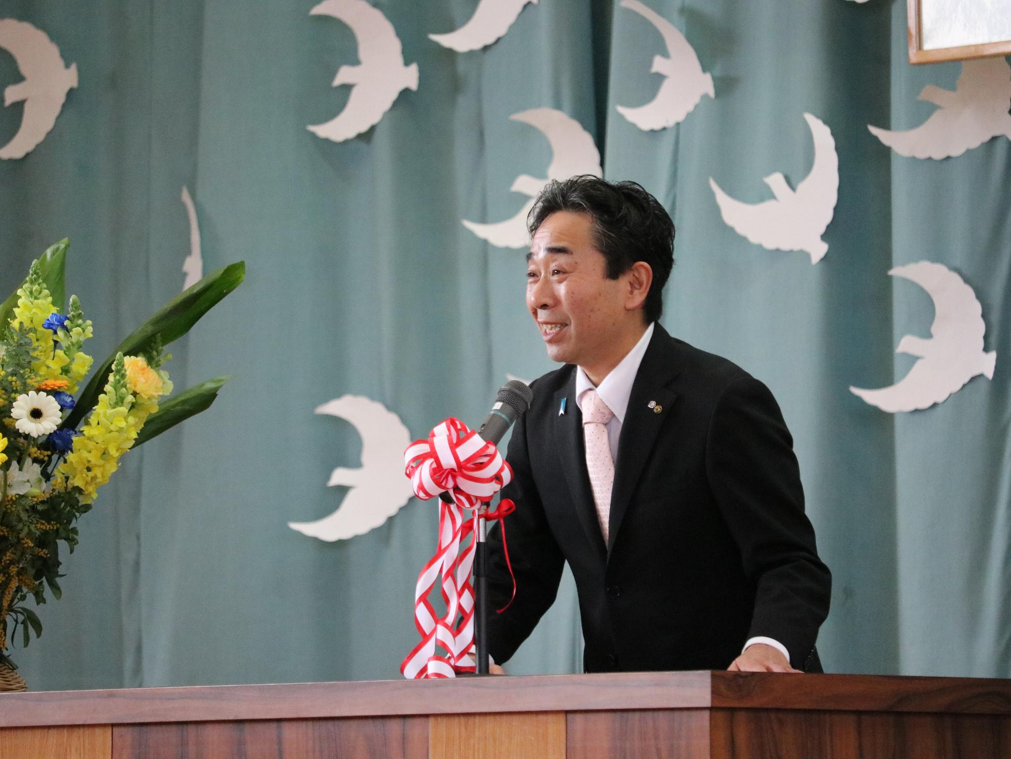 あいさつを述べる町長