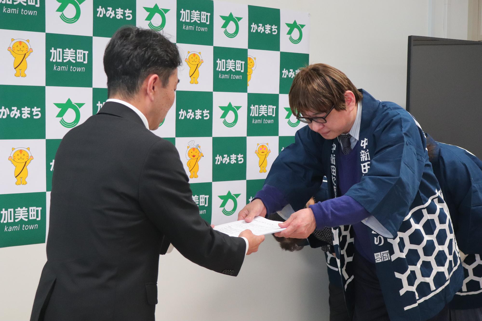 要望書を受け取る町長