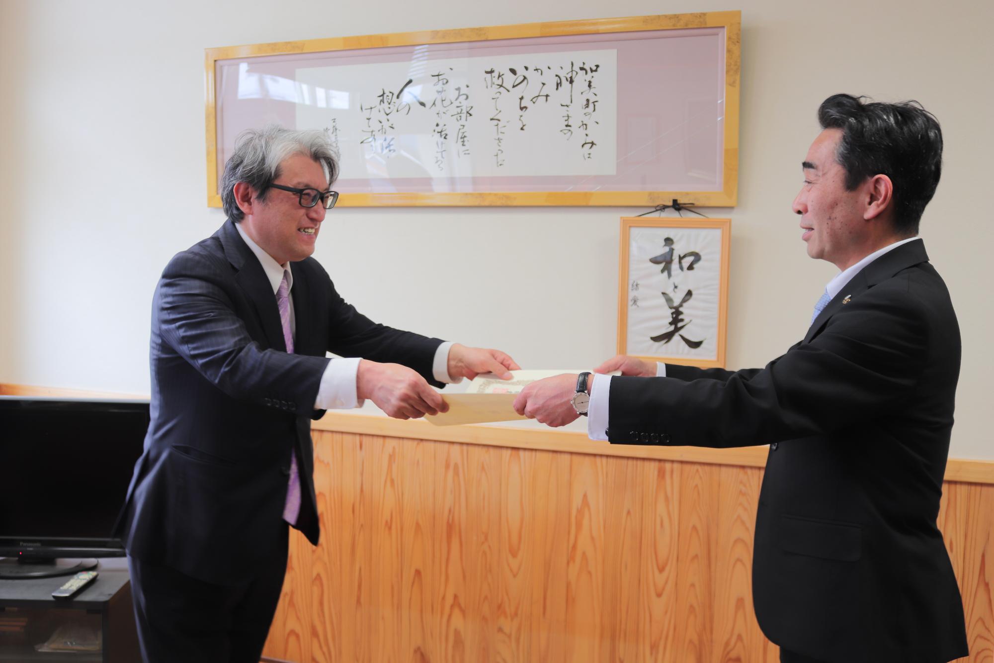 感謝状を渡す町長