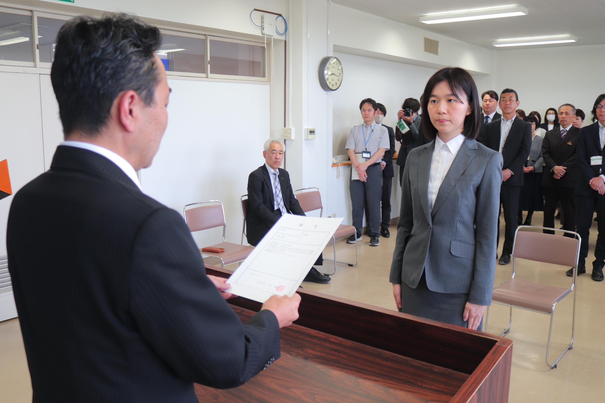 辞令を手渡す町長