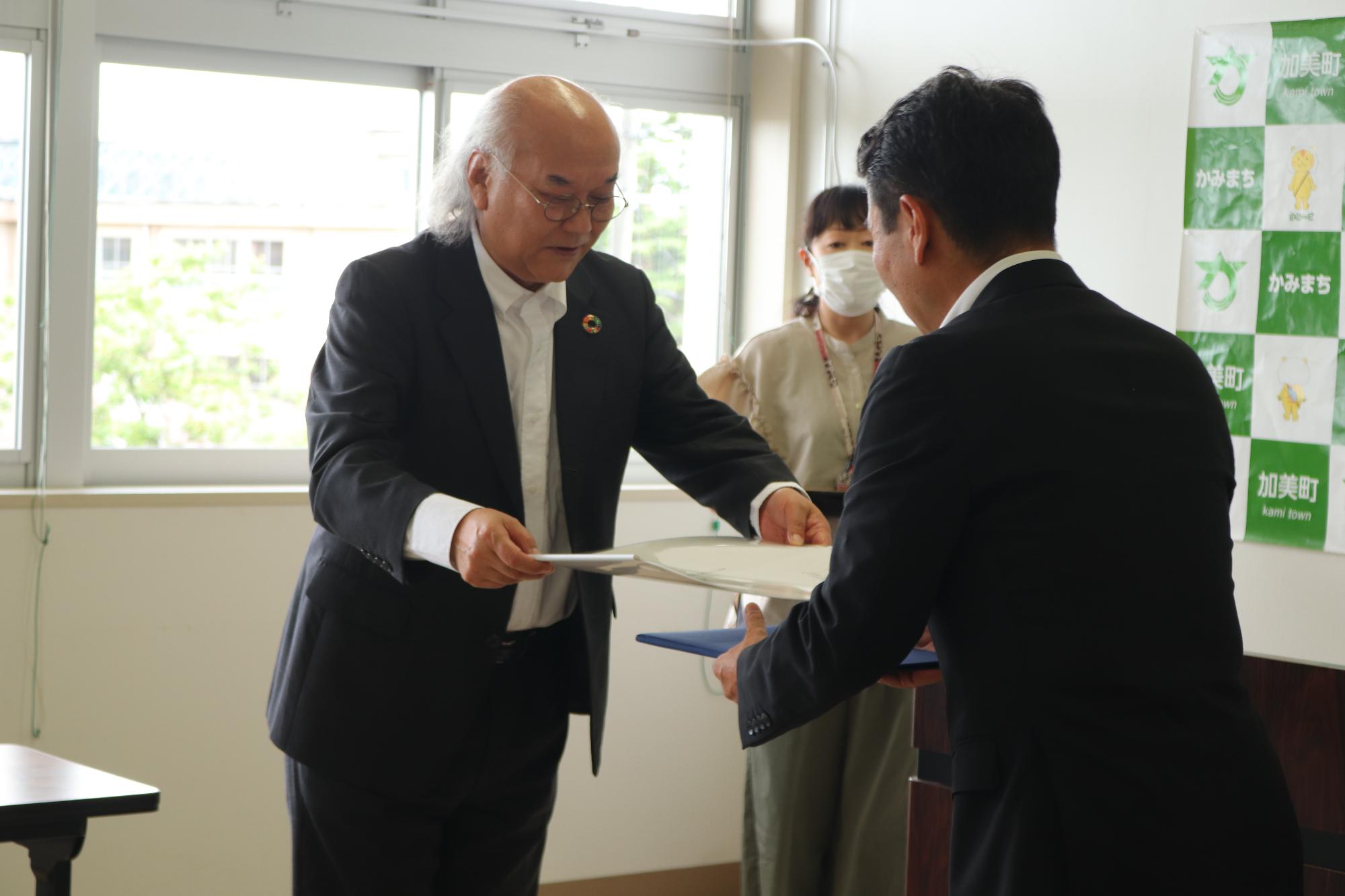 答申書を受け取る町長