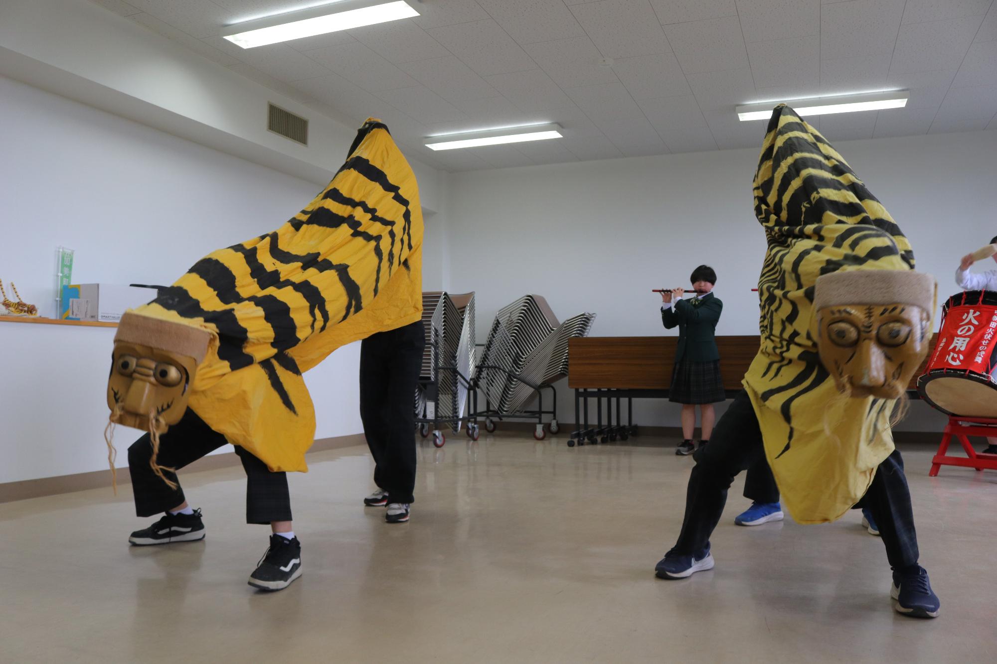 中新田中学生による虎舞