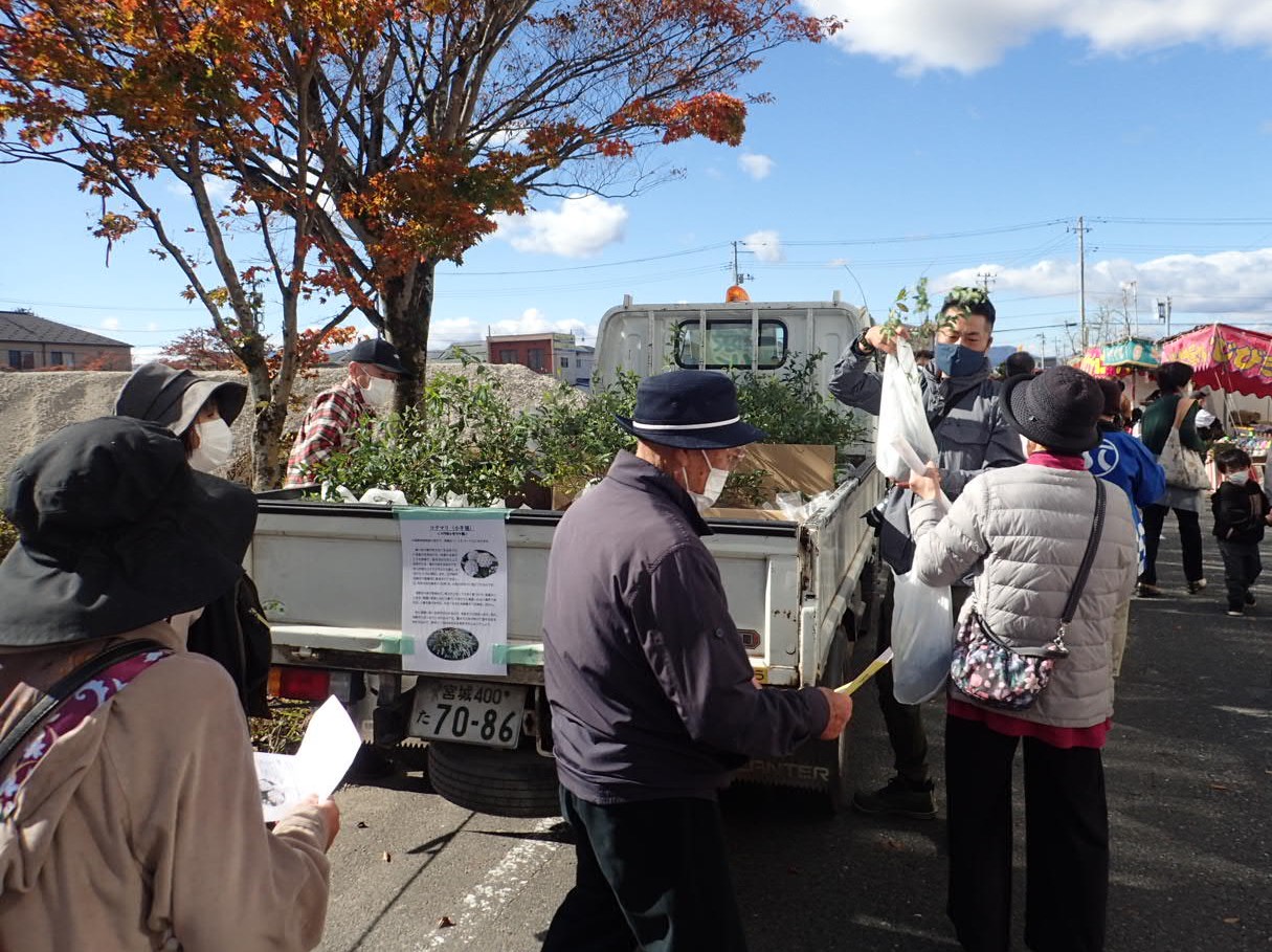 加美町秋まつり苗木を受け取っている写真（R5）