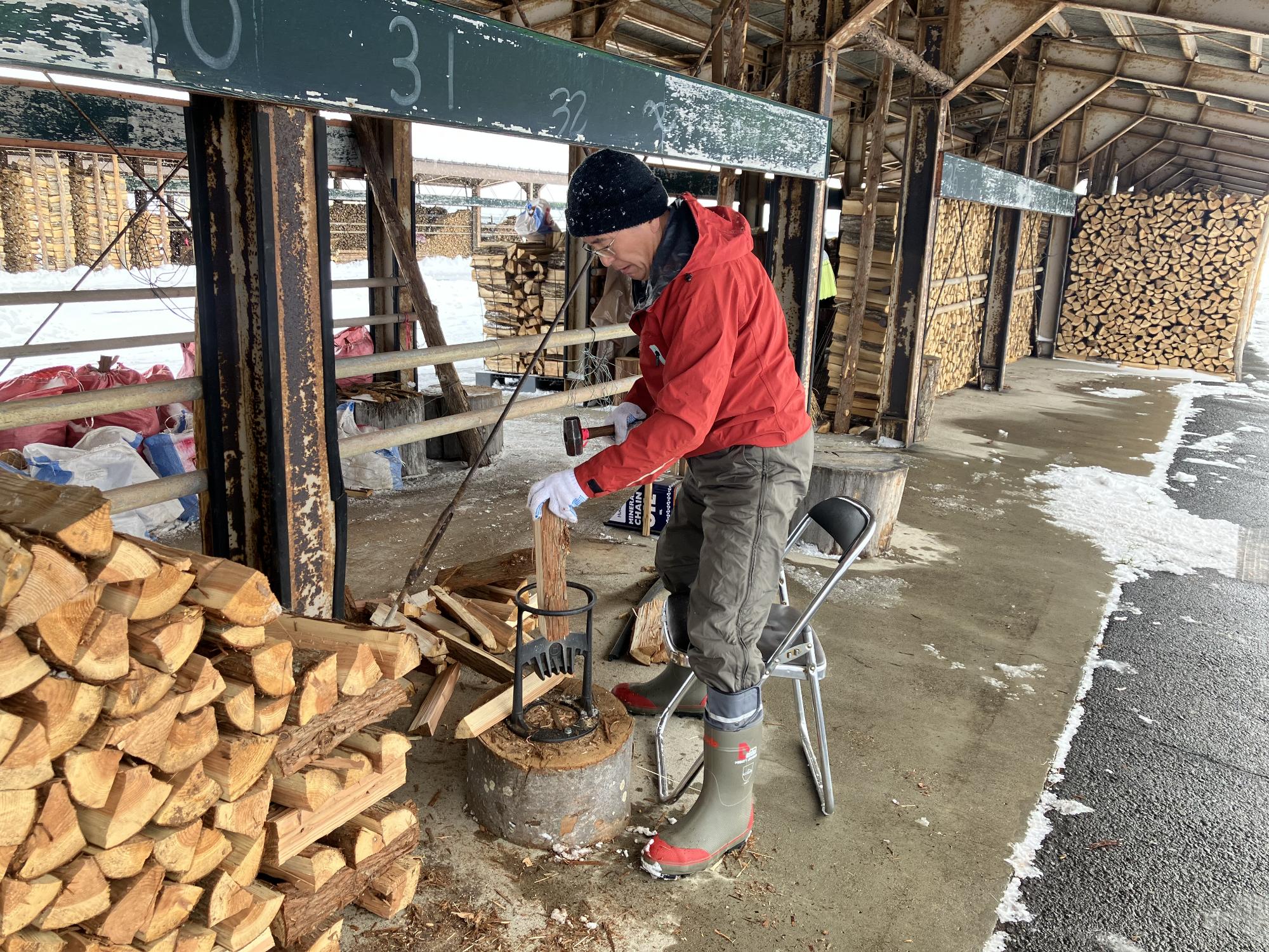冬場の薪割作業