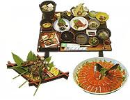 お刺身や煮物、天ぷらや串焼きなど様々なお食事が並んでいる写真
