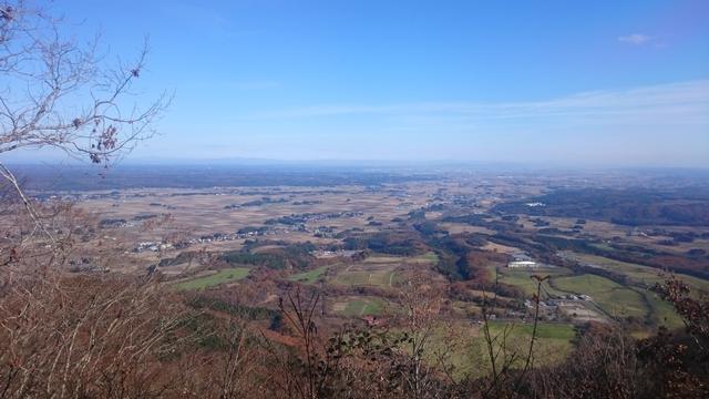 青い空を一望する美しい山頂からの景色の写真