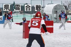 雪の上で、ゼッケンをつけた選手たちがスポーツをしている写真