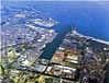 港と海、市街地を上空から撮影した写真