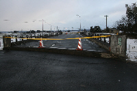 五輪橋の入口にテープが張られ通行止めになっている写真