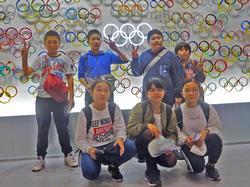 オリンピックミュージアムで、子どもたちが集まっている記念写真