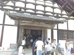 日中に撮られたお寺の本堂の入り口の写真