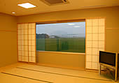 障子が開き、大きな窓が見えている和風の会議室の写真