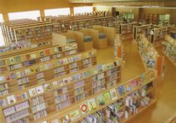 蔵書がずらりと並べられた本棚が並ぶ図書館の内観写真