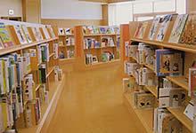 低めの本棚に児童書架がずらりと並ぶコーナーの写真