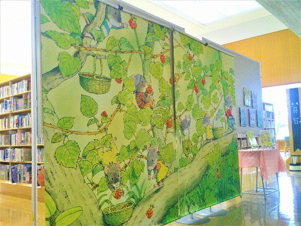 2026年10月『14ひきのシリーズ』複製原画展、タペストリーの様子