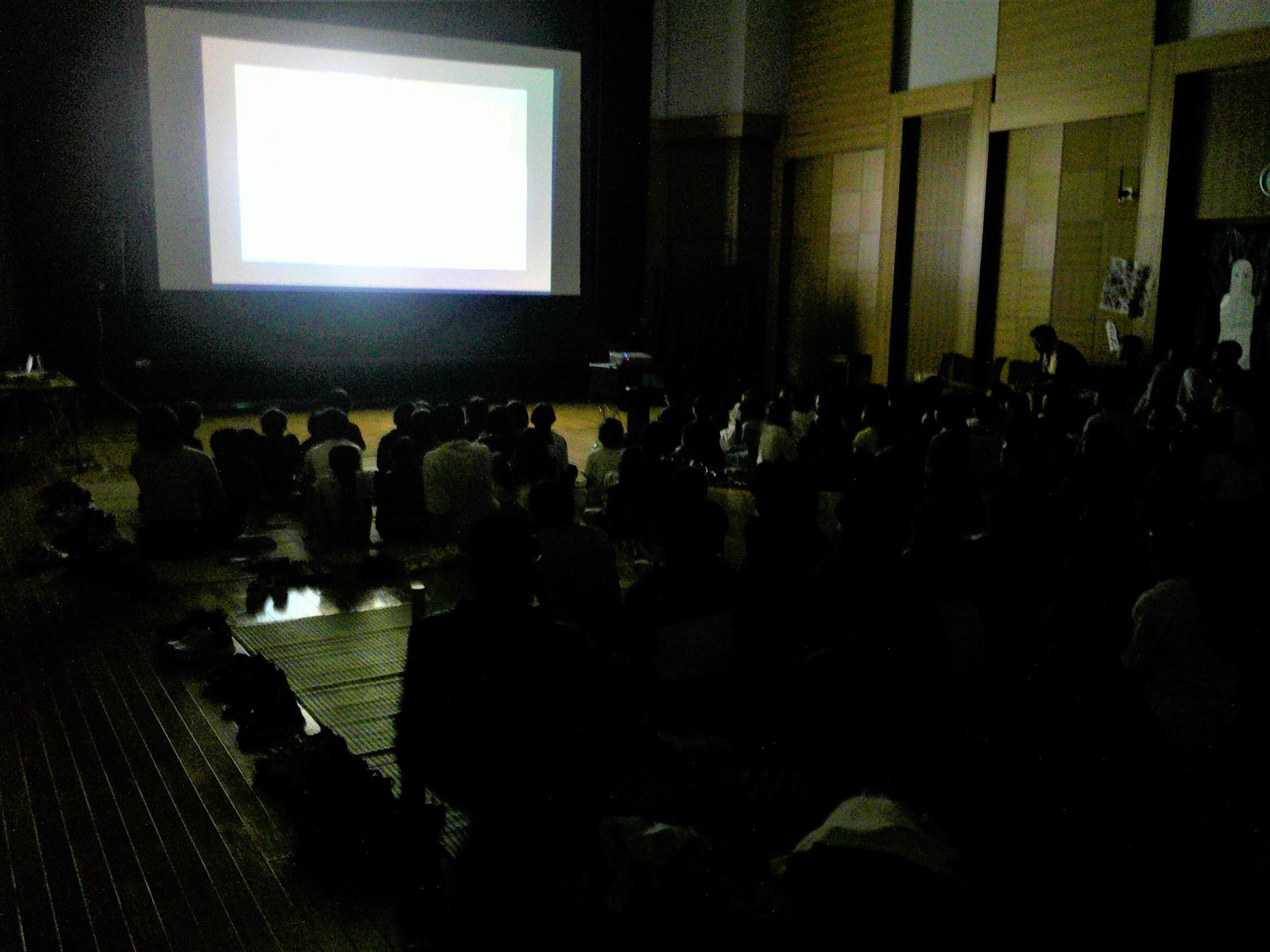 2026年8月こわ～いおはなし会、おはなし会最中の様子