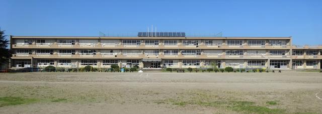 青空の下で撮影された中新田小学校校舎全景の写真