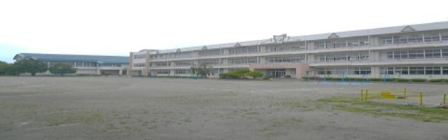 広い校舎と校庭の加美町立東小野田小学校外観の写真