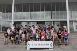 仙台うみの杜水族館の入り口で、生徒たちが並んで写っている集合写真
