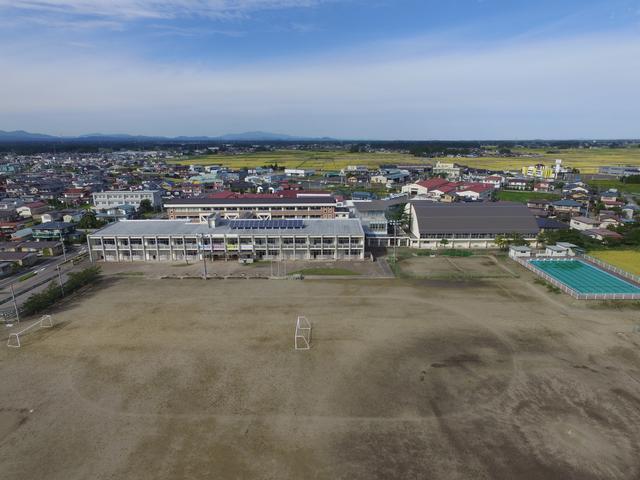 中新田中学校と校庭を上空から撮影した写真