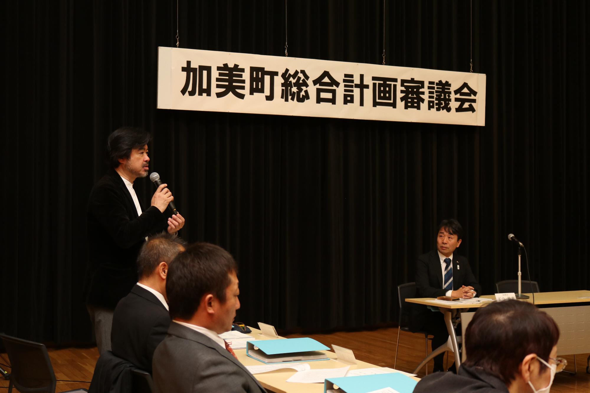 第1回加美町総合計画審議会では、委員の紹介や委員長の選任を行いました。
