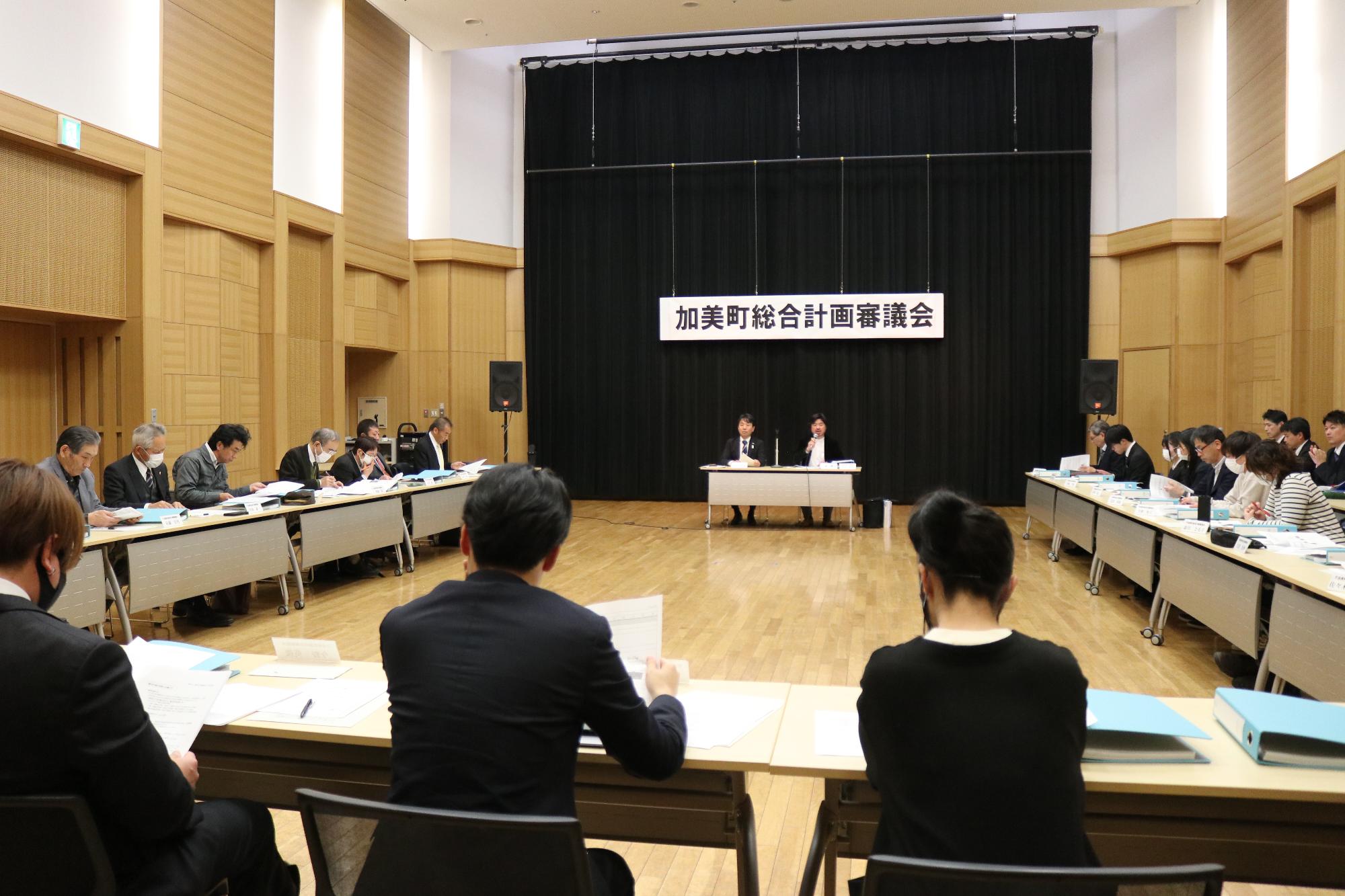第1回加美町総合計画審議会の様子。委員長を中心に委員が意見を出し合いました。