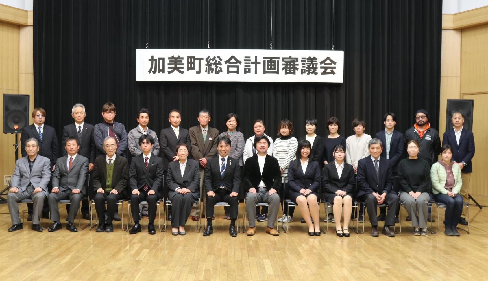 出席委員で集合写真を撮影しました